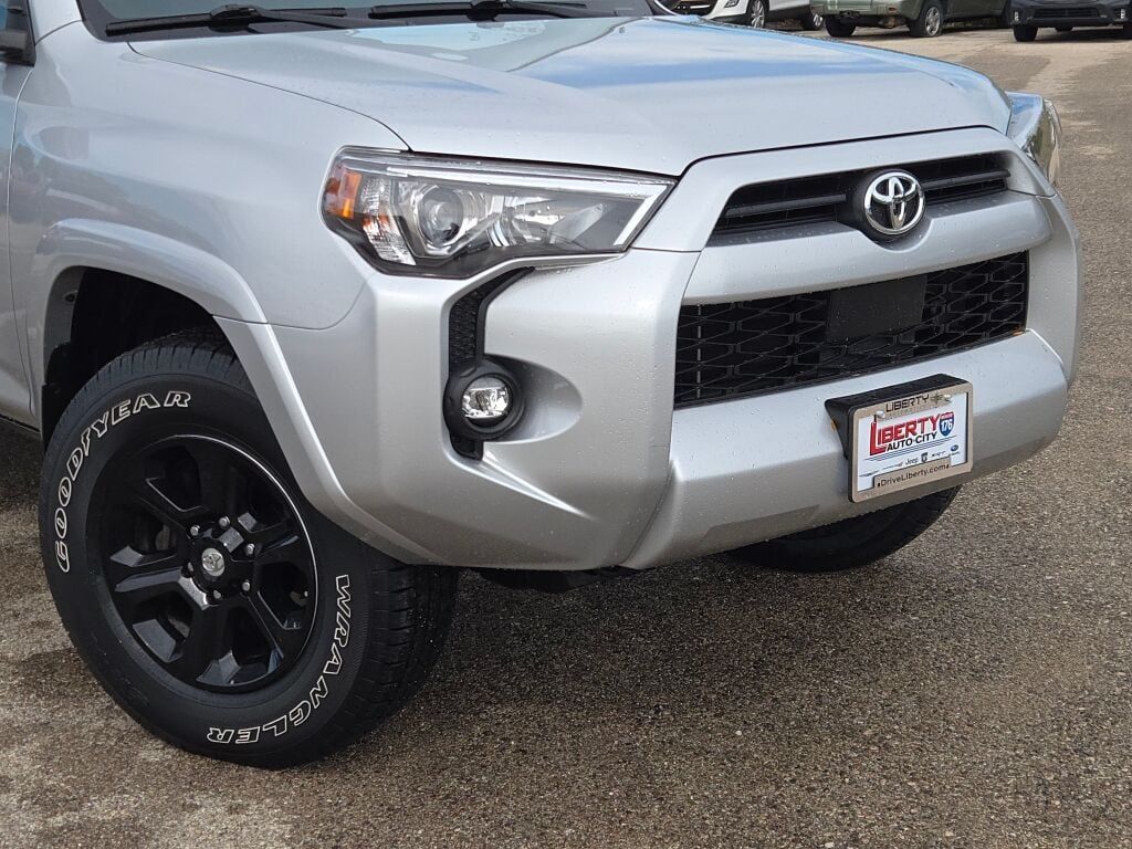 2021 Toyota 4Runner SR5 photo 2