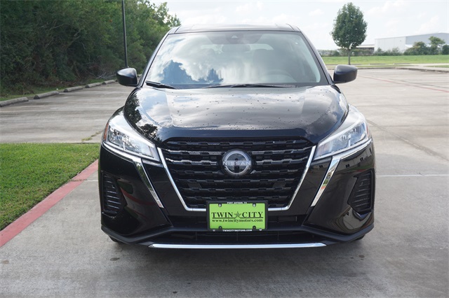 2025 Nissan Kicks Play S photo 2