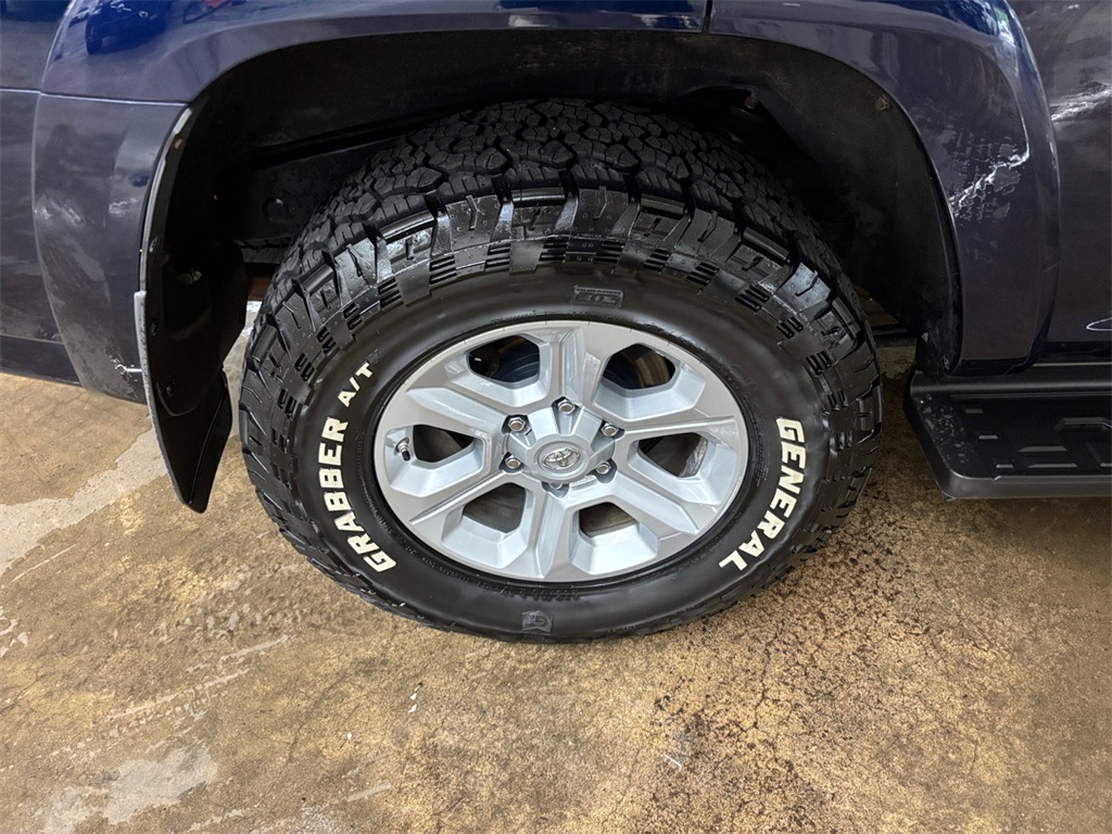 2017 Toyota 4Runner SR5 Premium photo 36