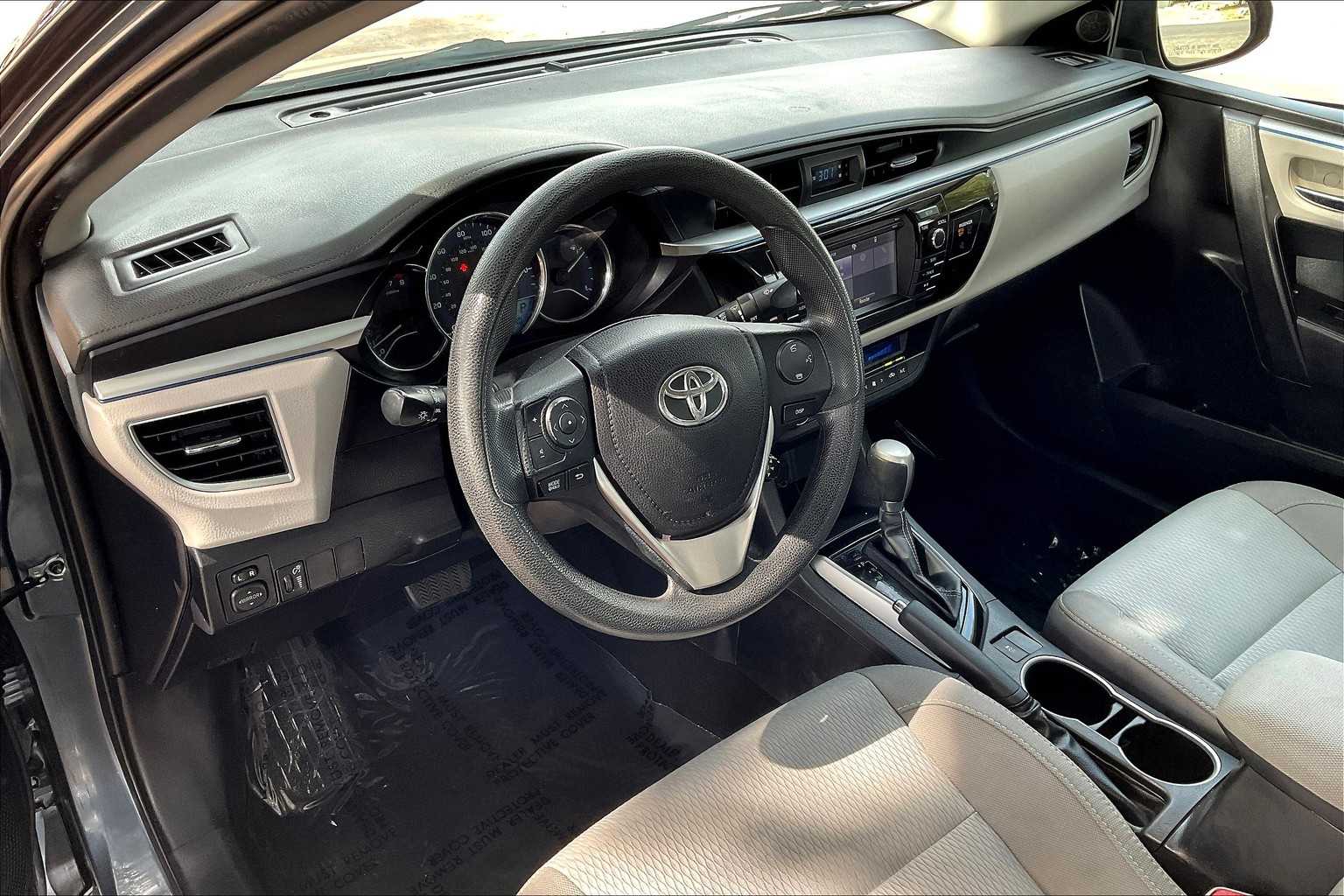 2016 Toyota Corolla LE photo 13