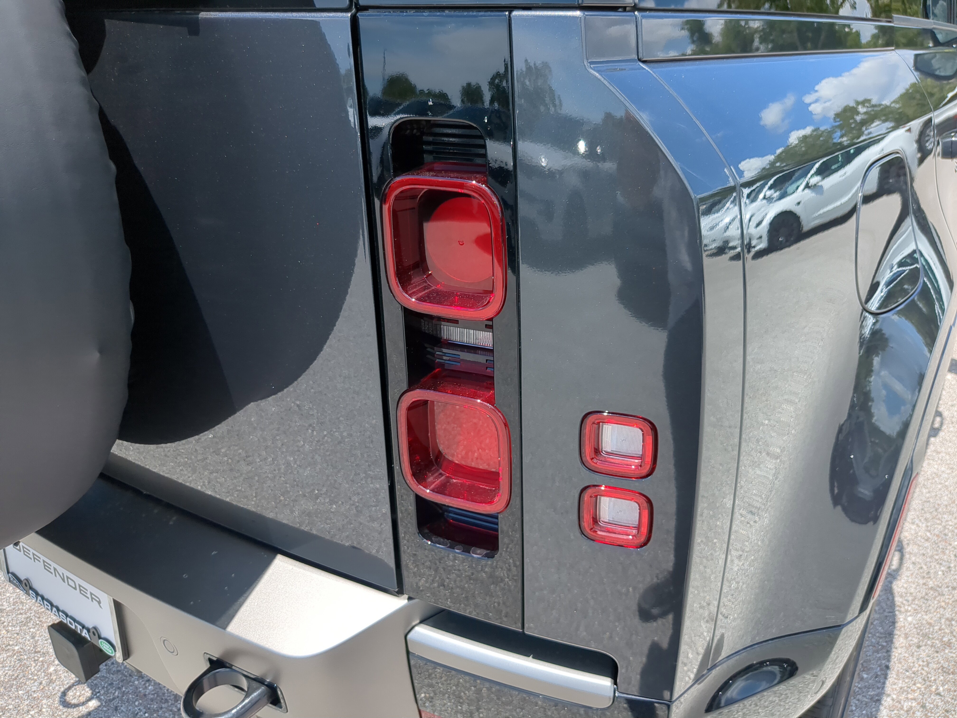 2025 Land Rover Defender 110 X-Dynamic SE photo 7