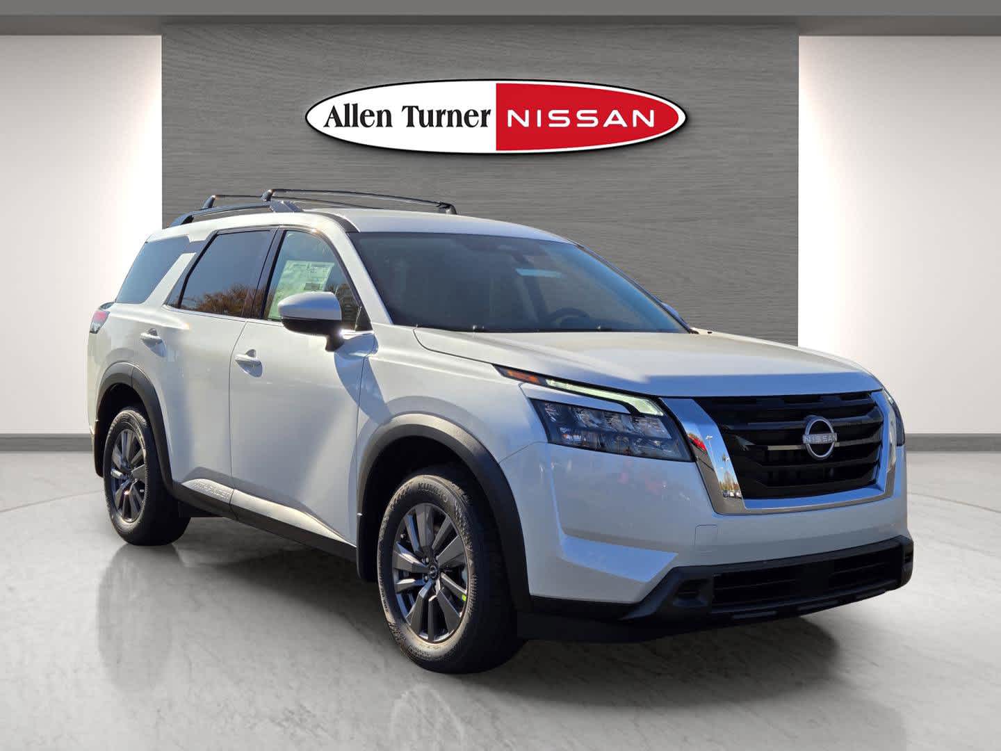 2025 Nissan Pathfinder SV's photo