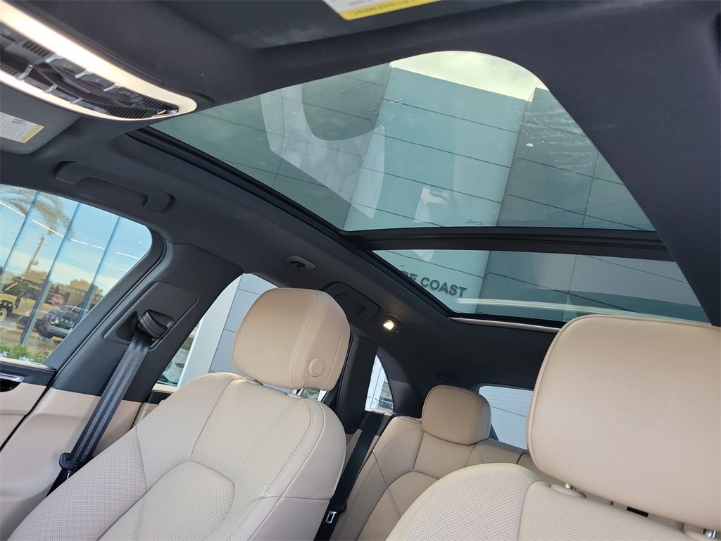 2024 Porsche Macan T photo 25