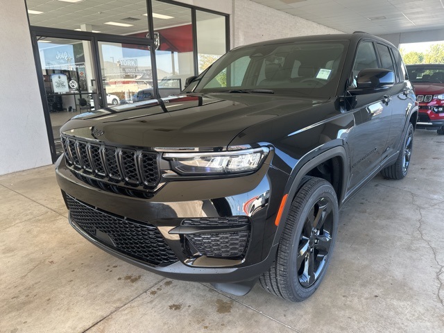 2025 Jeep Grand Cherokee Laredo Altitude photo 2