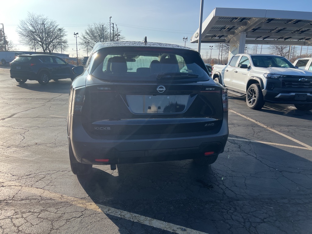 2025 Nissan Kicks S photo 3