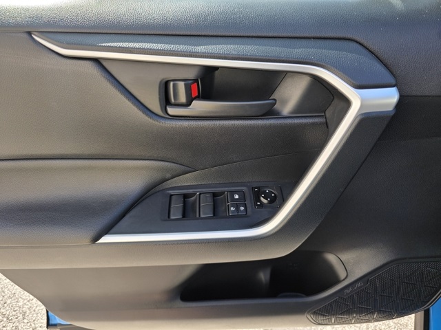 2019 Toyota RAV4 LE photo 10