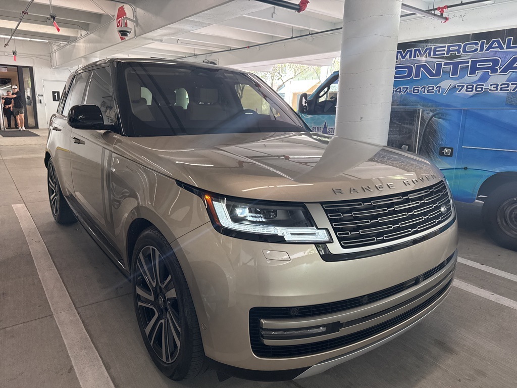 2023 Land Rover Range Rover SE's photo