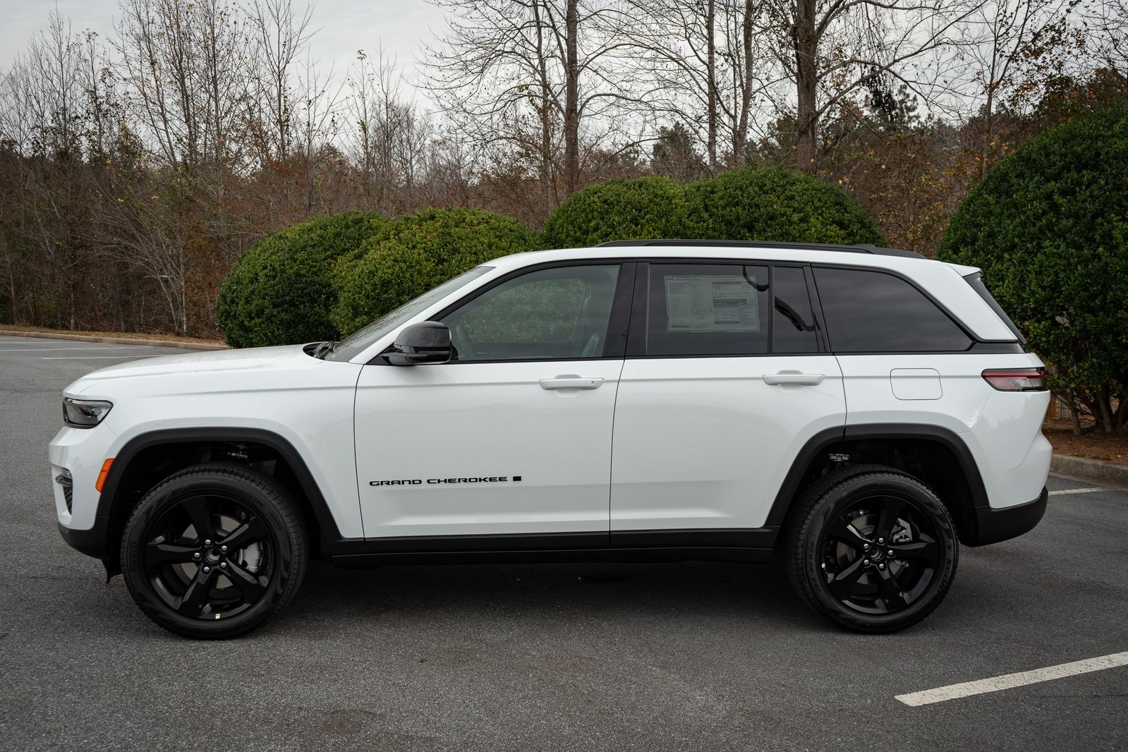 2025 Jeep Grand Cherokee Limited photo 3