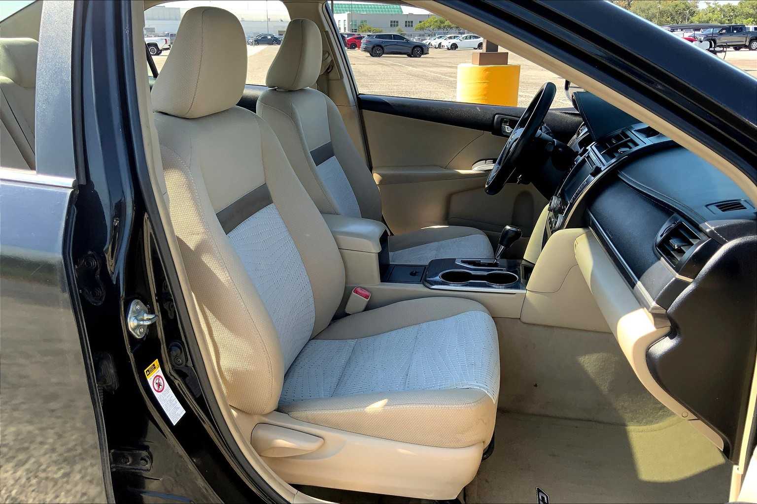 2014 Toyota Camry Hybrid XLE photo 7