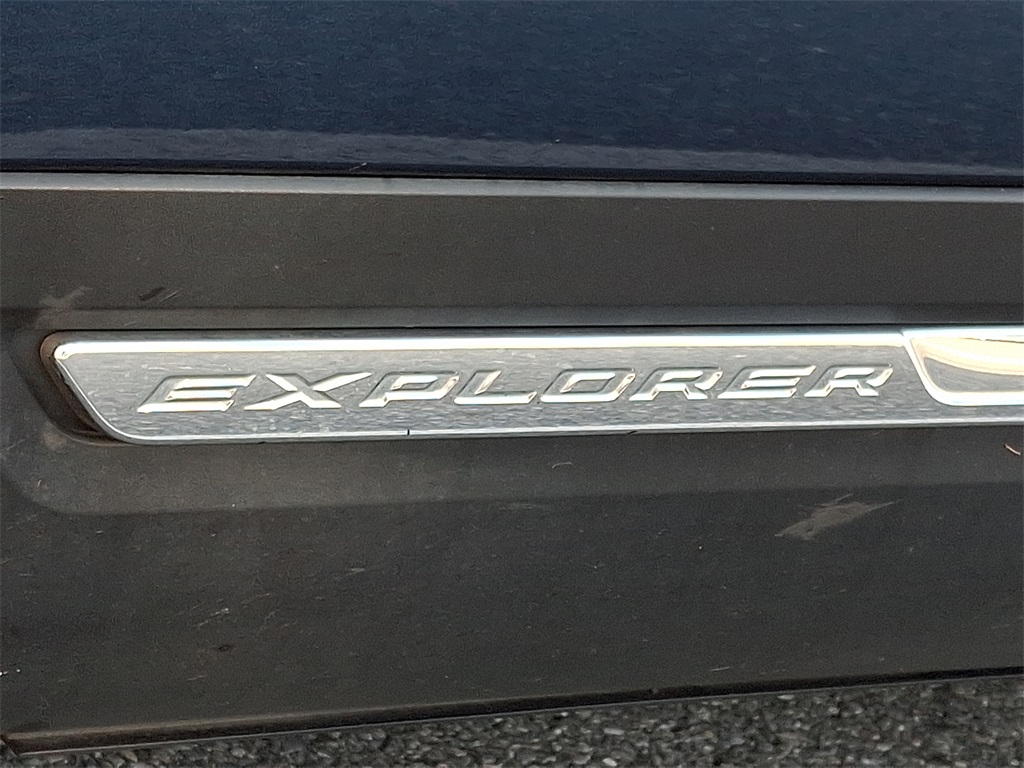 2017 Ford Explorer XLT photo 8