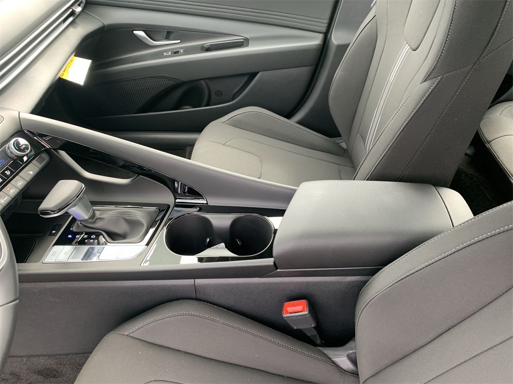 2025 Hyundai Elantra SEL Convenience photo 21