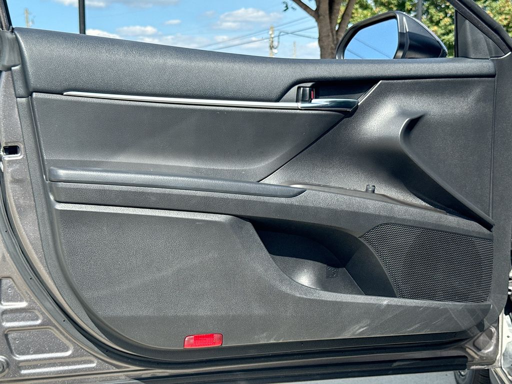 2022 Toyota Camry SE photo 11