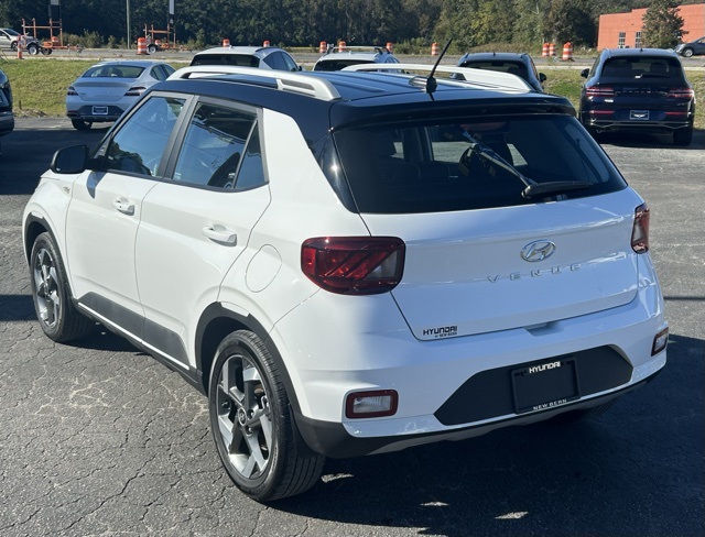 2023 Hyundai Venue Limited photo 3