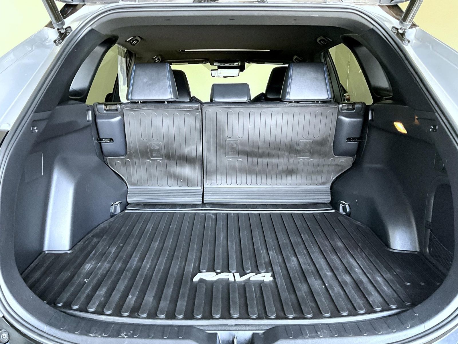 2021 Toyota RAV4 Hybrid XSE photo 21