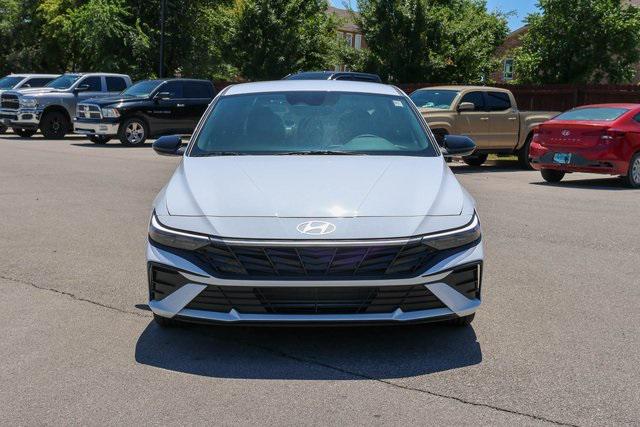 New 2025 White Hyundai SEL Sport image 2