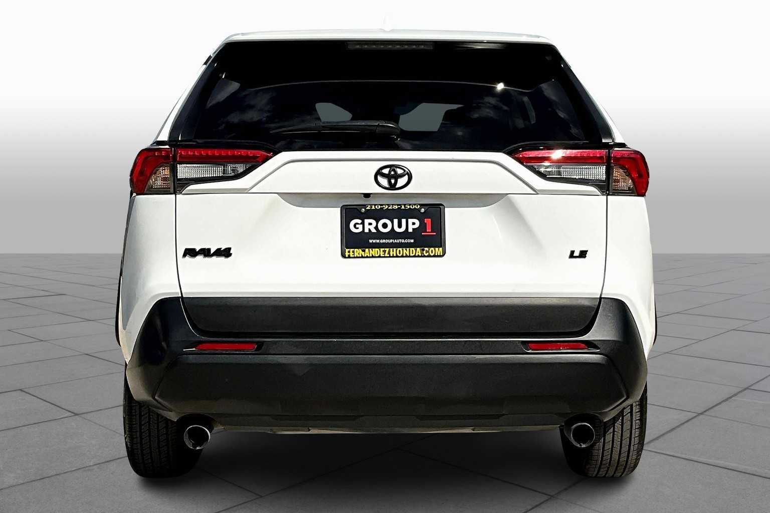 2022 Toyota RAV4 LE photo 4