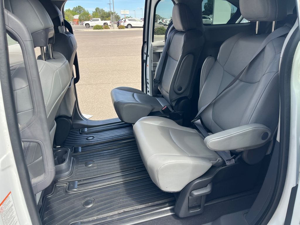 2022 Toyota Sienna XLE photo 19