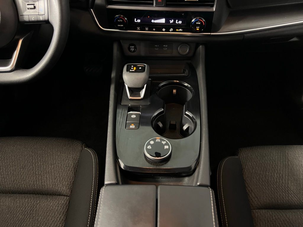 2024 Nissan Rogue SV photo 13
