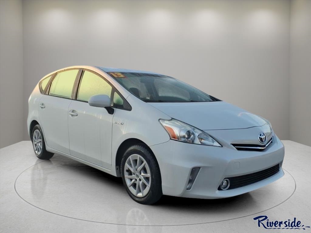 2013 Toyota Prius v Five's photo