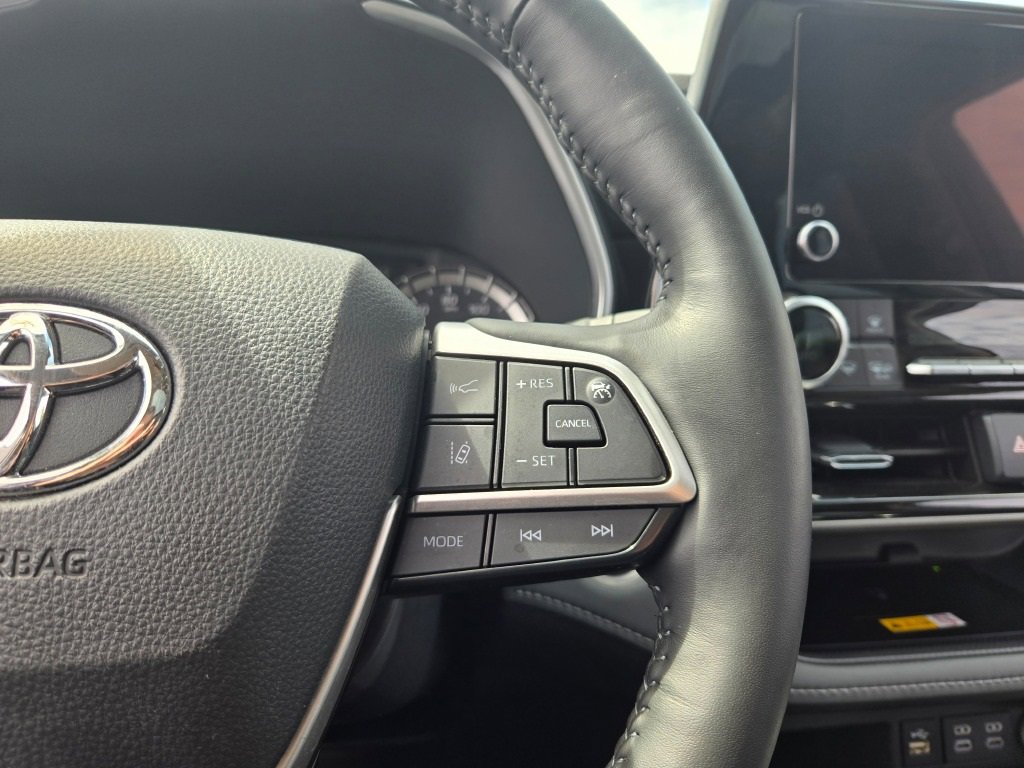 2024 Toyota Highlander LE photo 32
