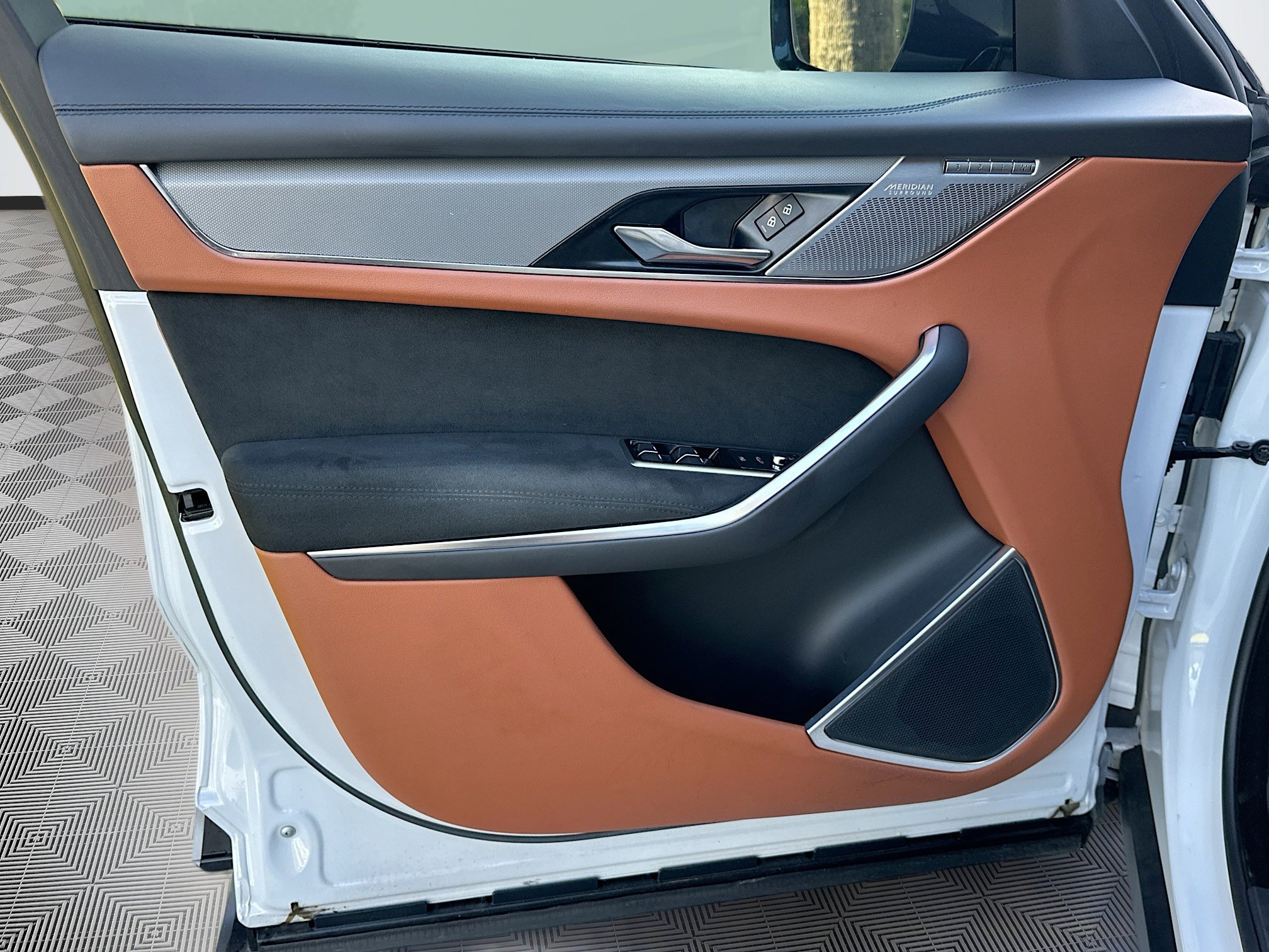 2021 Jaguar F-PACE SVR photo 21