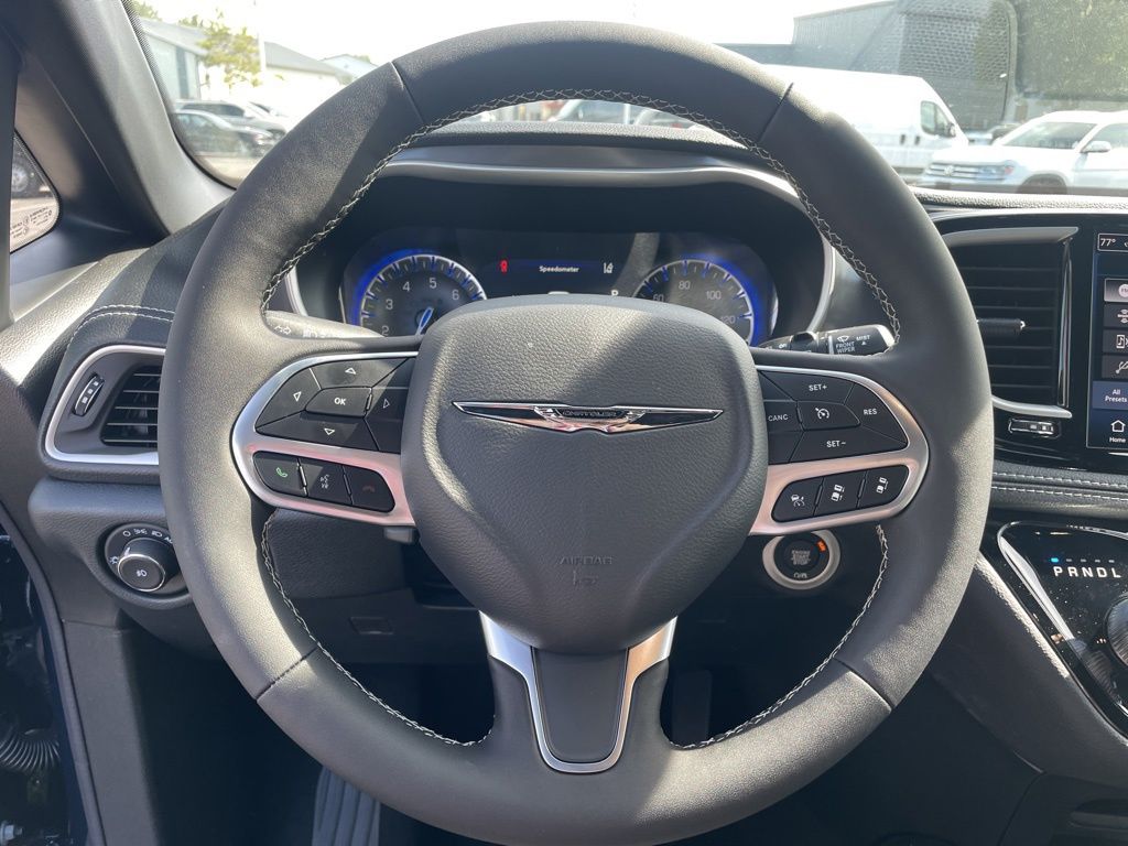 2025 Chrysler Pacifica photo 18