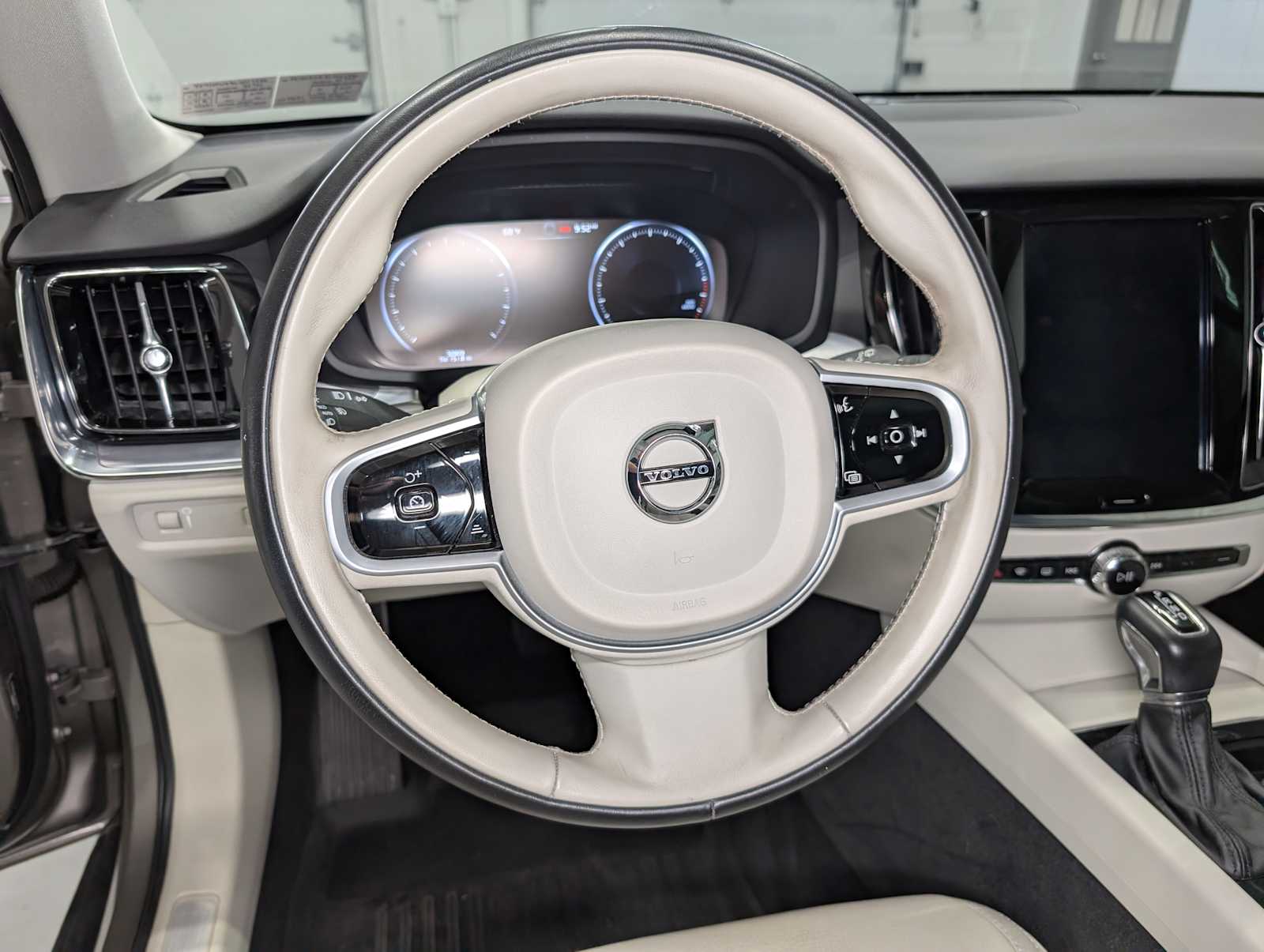 2020 Volvo V60 Cross Country photo 32