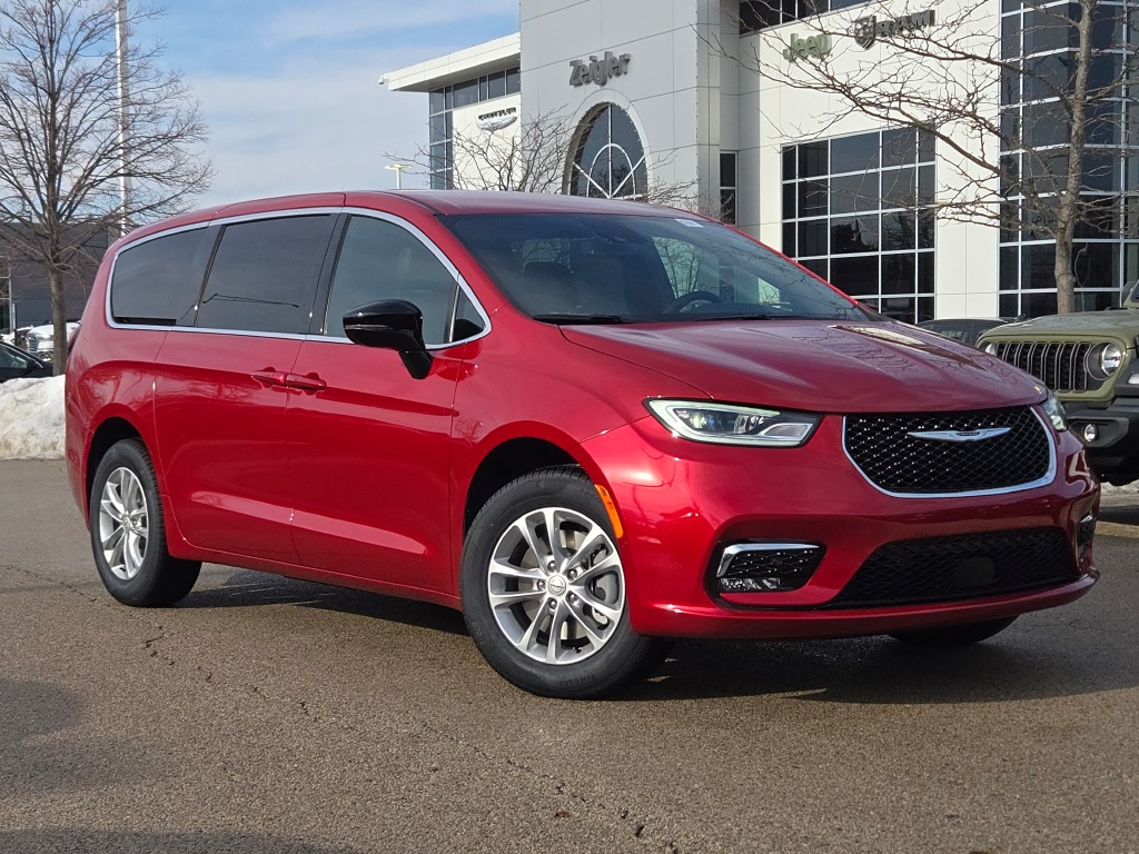 2026 Chrysler Pacifica Select's photo