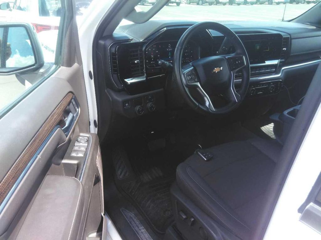 2025 Chevrolet Silverado 1500 LT photo 3