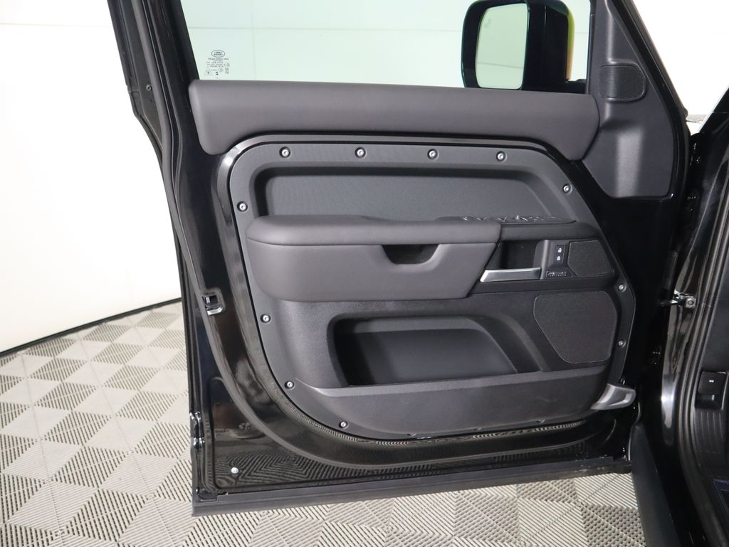 2025 Land Rover Defender 130 V8 photo 23