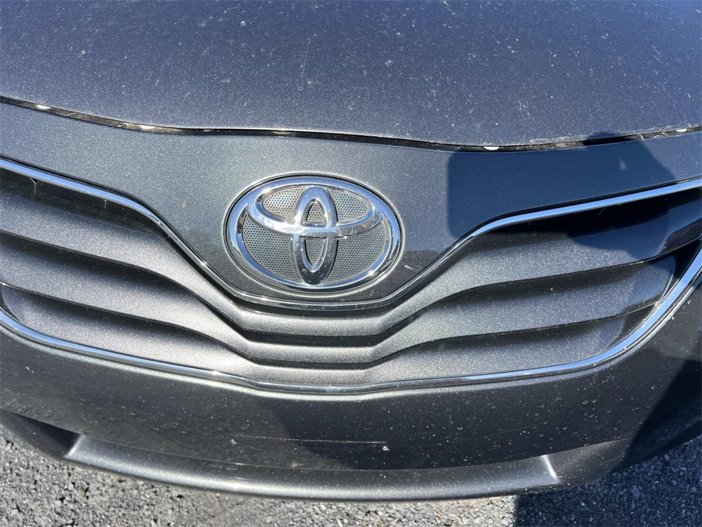 2010 Toyota Camry LE photo 4