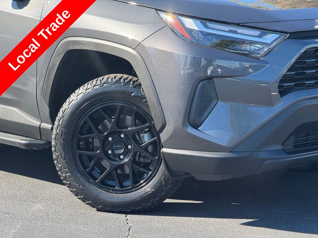 2022 Toyota RAV4 XLE photo 2