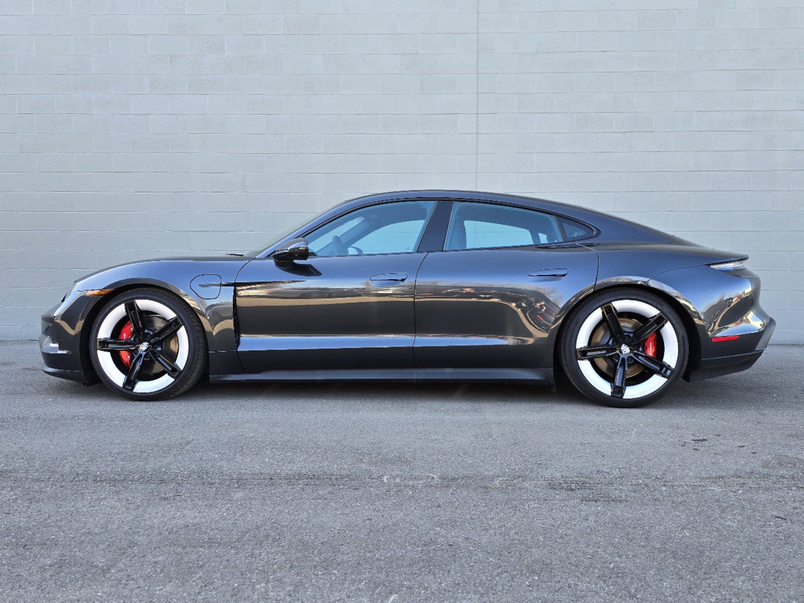 2025 Porsche Taycan 4S photo 2