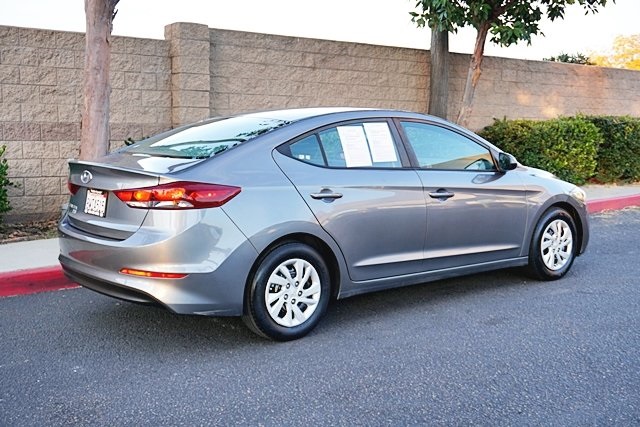Used 2018 Gray Hyundai SE image 5