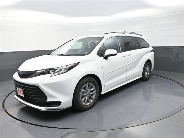 2022 Toyota Sienna LE photo 3
