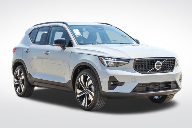 2025 Volvo XC40 Plus photo 3
