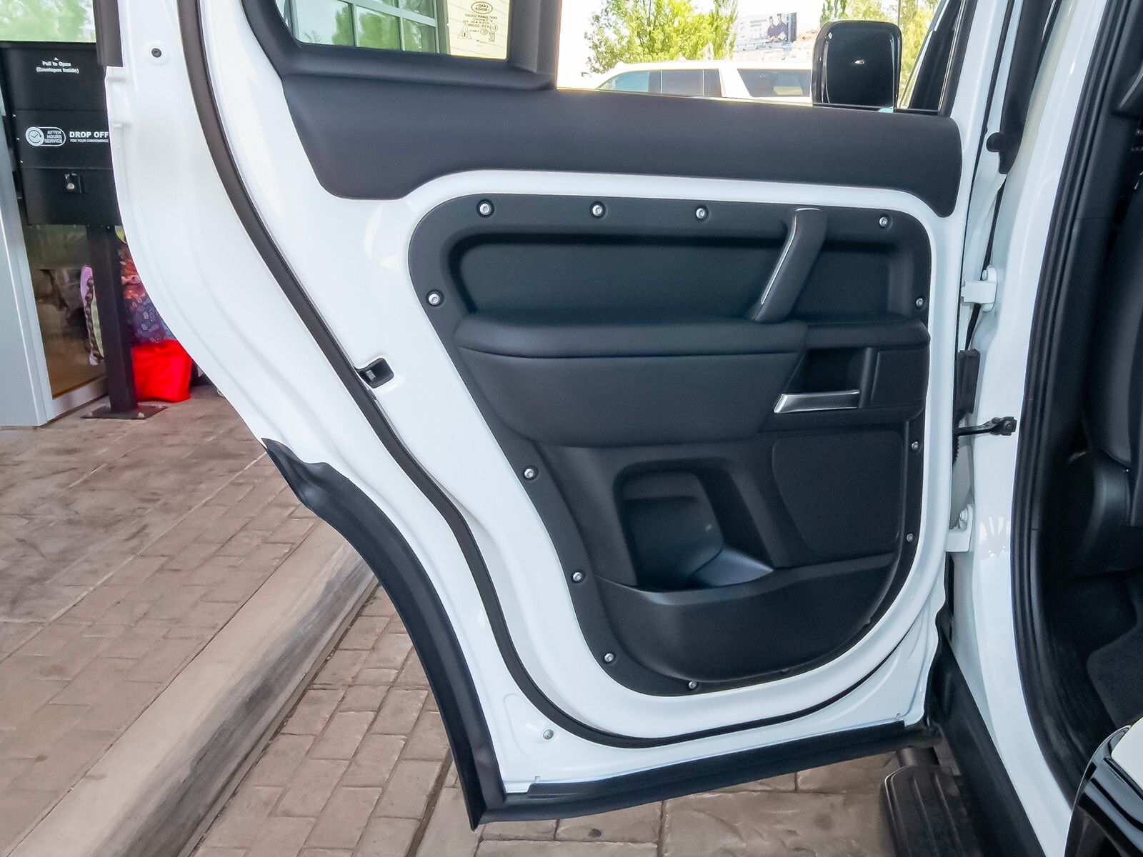 2025 Land Rover Defender 110 X-Dynamic SE photo 40