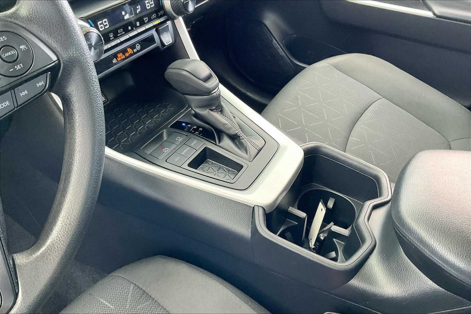2024 Toyota RAV4 XLE photo 15