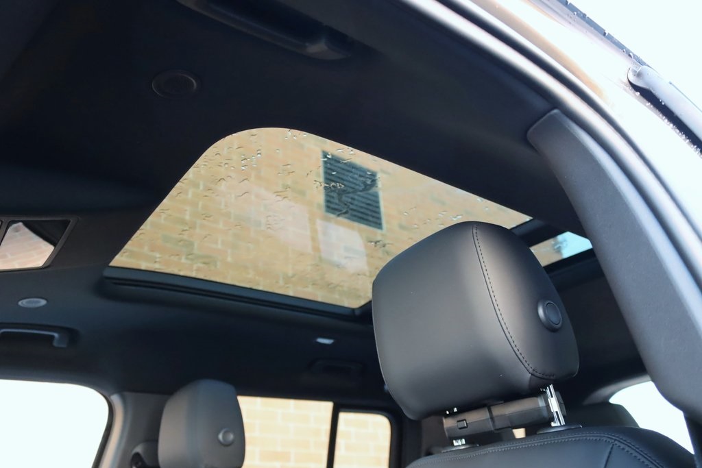 2025 Land Rover Defender 110 S photo 11