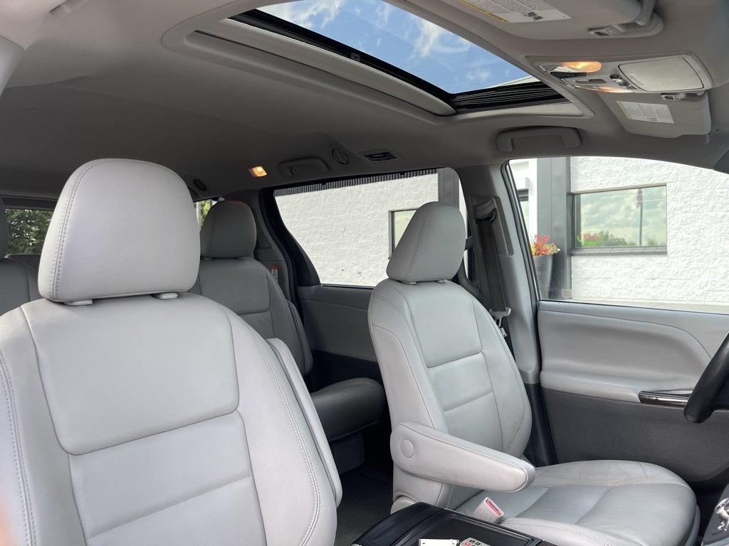 2017 Toyota Sienna XLE photo 36