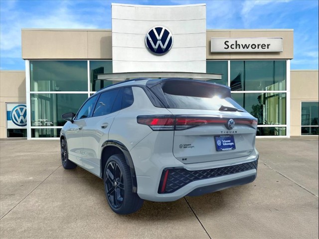 2026 Volkswagen Tiguan SE photo 3