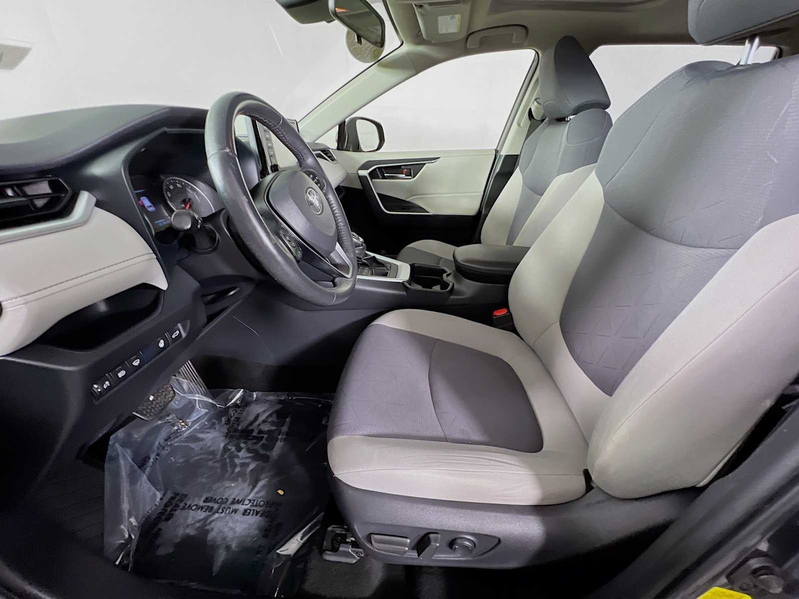 2019 Toyota RAV4 XLE photo 18