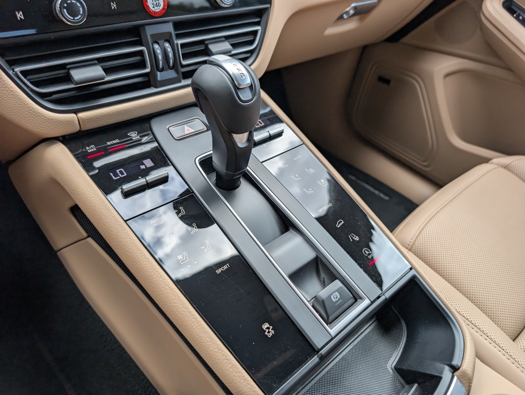 2025 Porsche Macan T photo 17