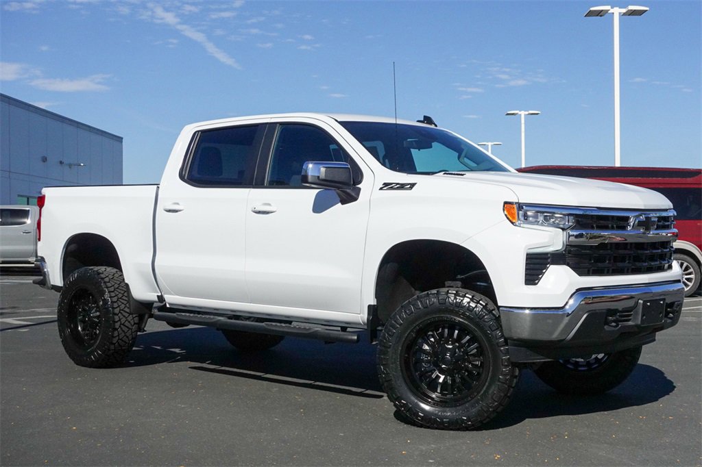 2026 Chevrolet Silverado 1500 LT photo 2