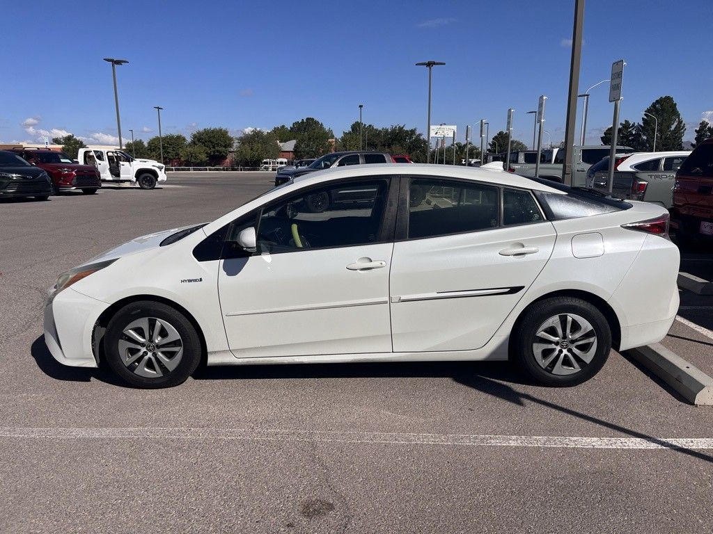 2016 Toyota Prius Four photo 8