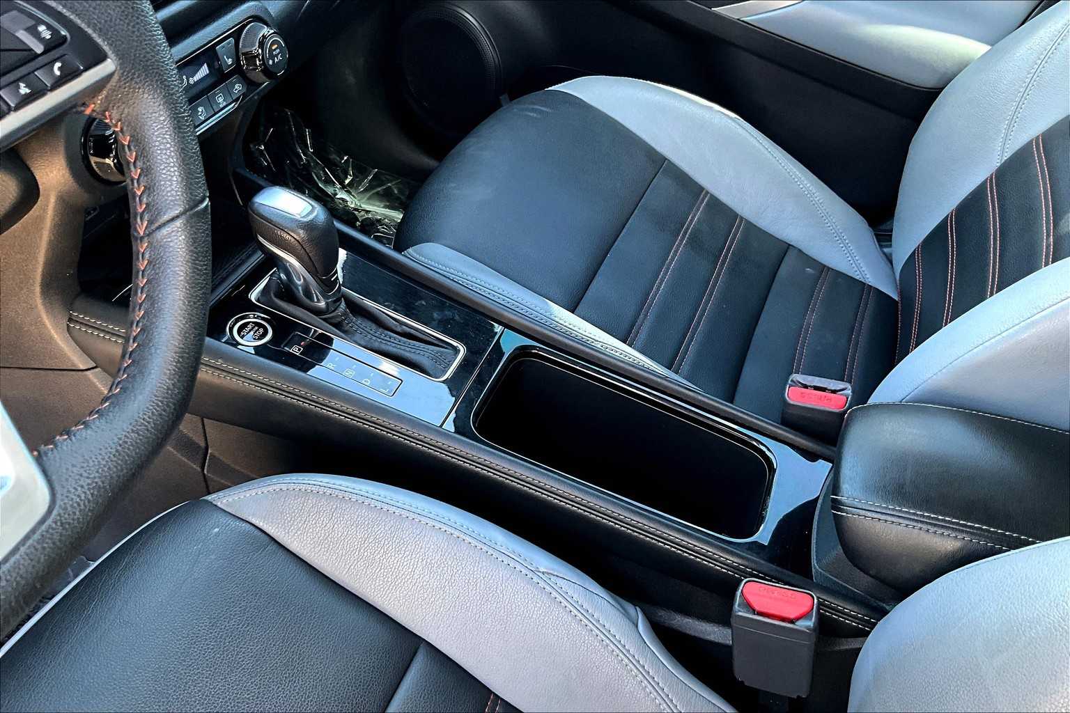 2021 Nissan Kicks SR photo 10
