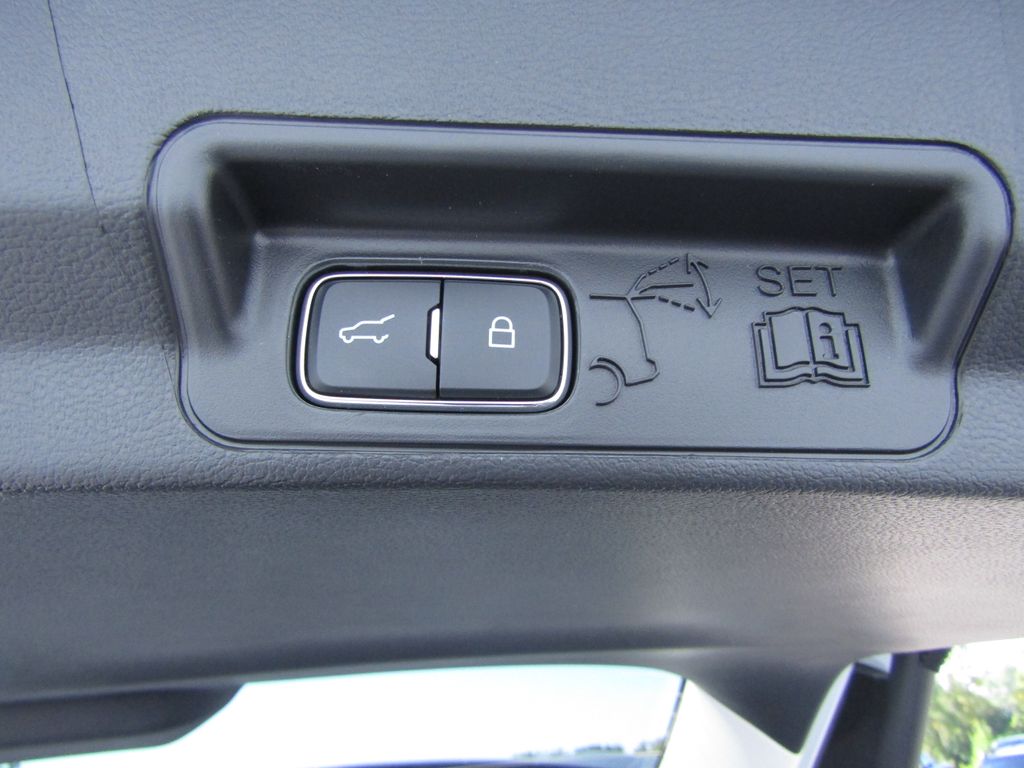 2025 Ford Explorer photo 26