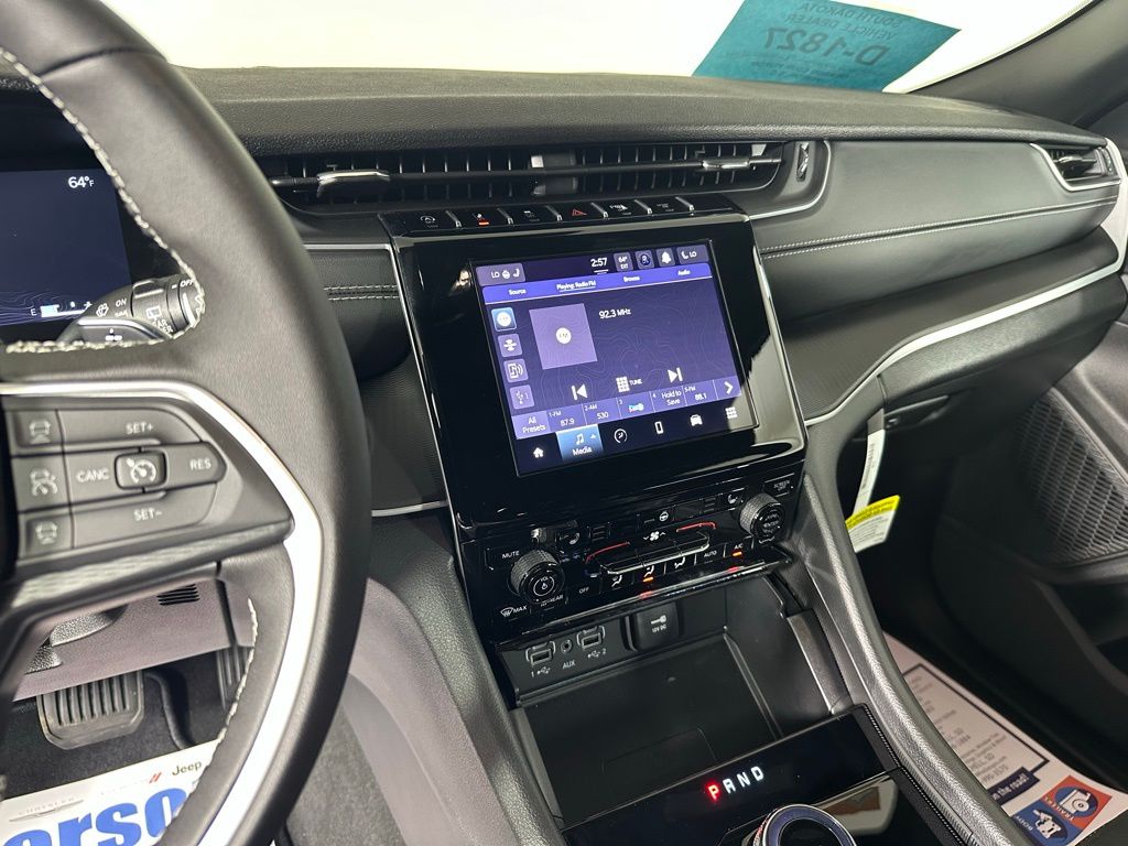 2025 Jeep Grand Cherokee Laredo photo 10