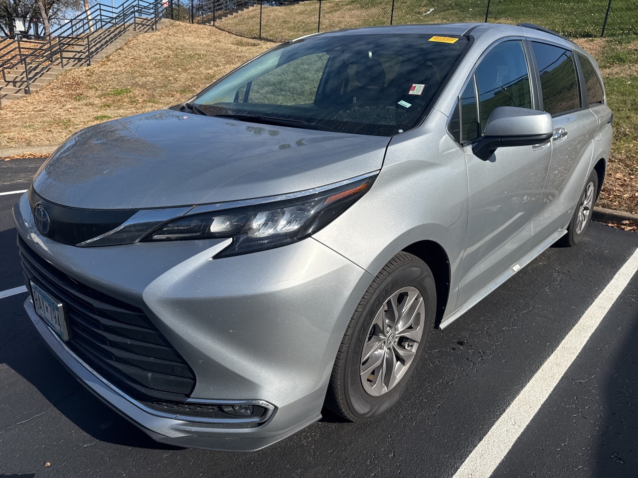 2024 Toyota Sienna XLE's photo
