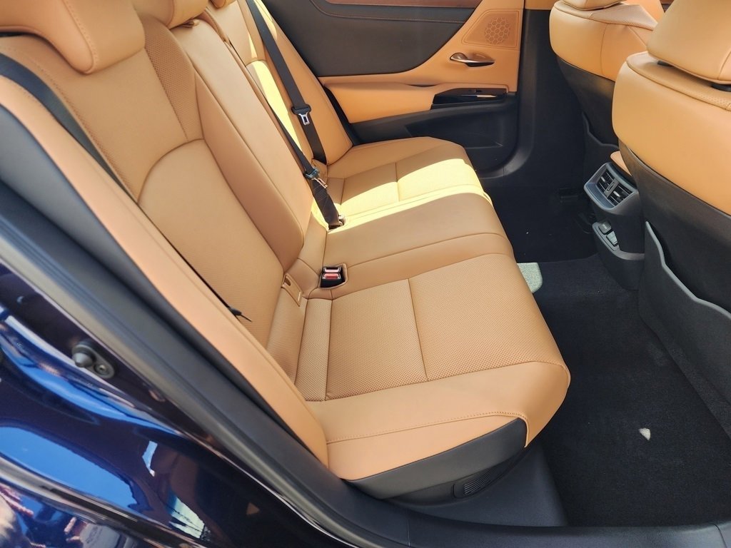 2025 Lexus ES 300h photo 4
